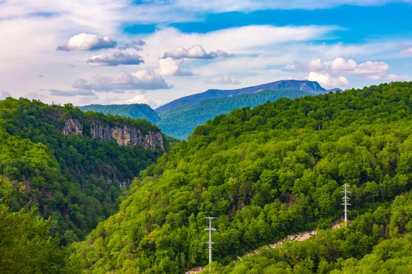 Montanha paisagem colorida brilhante em Sochi, Rússia . — Fotografia de Stock