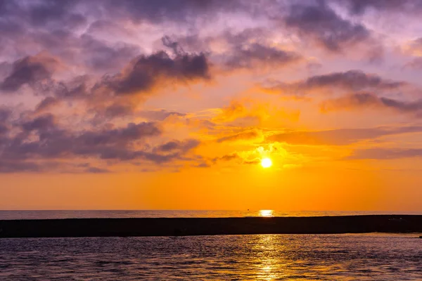 Atardecer marino abstracto en una noche de verano en Adler, Sochi, Rusia . — Foto de Stock