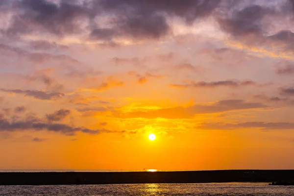 Atardecer marino abstracto en una noche de verano en Adler, Sochi, Rusia . — Foto de Stock