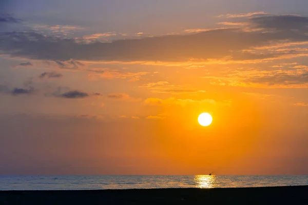 Atardecer marino abstracto en una noche de verano en Adler, Sochi, Rusia . — Foto de Stock