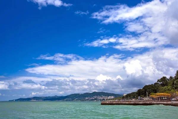 Riassunto del paesaggio marino in una giornata di sole estivo sul Mar Nero, Sochi, Russia . — Foto Stock