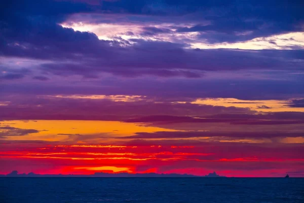 Cielo Rojo Carmesí Jugoso Después Poner Sol Mágicas Nubes Azules — Foto de Stock