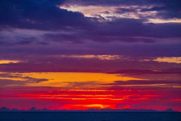 Céu Vermelho Suculento Carmesim Depois Pôr Sol Nuvens Azuis Violetas — Fotografia de Stock