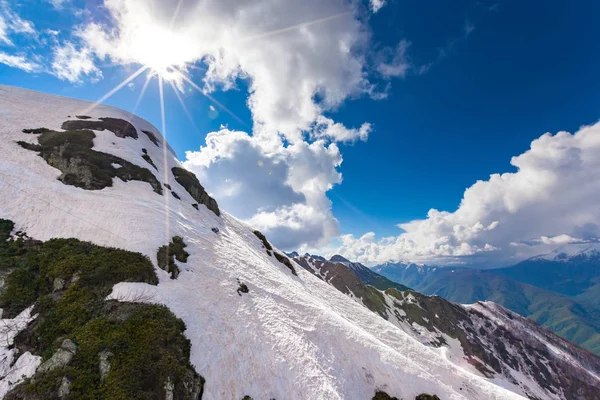 Comprensorio sciistico sul Caucaso, Rosa Peak, Sochi, Russia . — Foto Stock