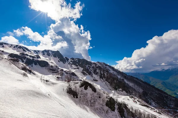 コーカサス山脈、ローザのピーク、ソチ、ロシアでのスキー リゾート. — ストック写真