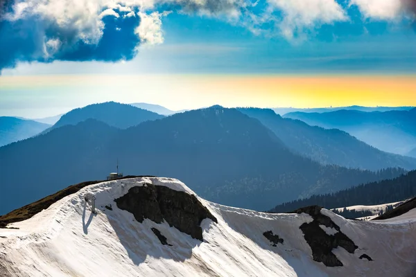 Ośrodek narciarski w góry Kaukazu, szczyt Rosa, Soczi, Rosja. — Zdjęcie stockowe