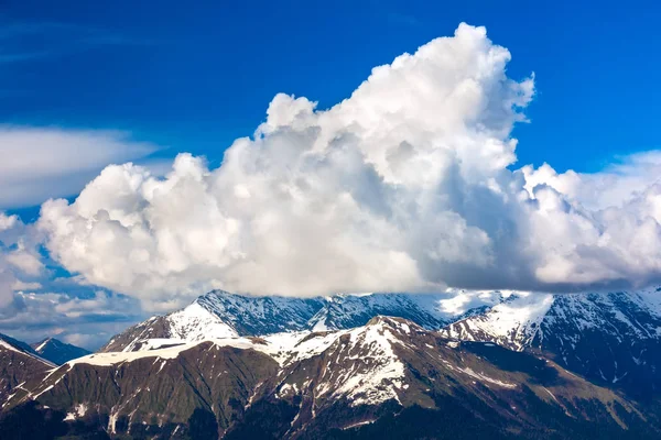 Estância de esqui nas montanhas do Cáucaso, Rosa Peak, Sochi, Rússia . — Fotografia de Stock