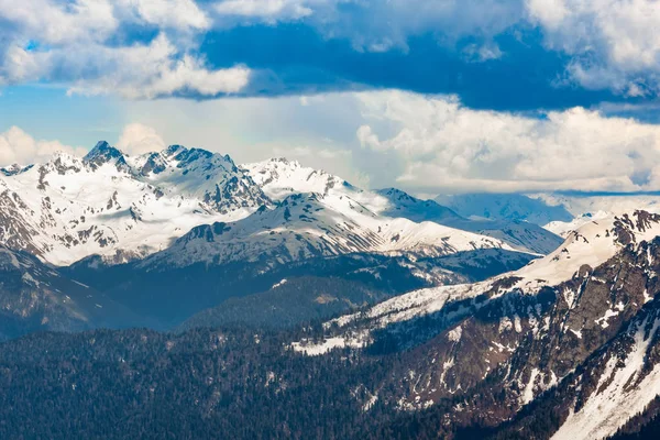 Estância de esqui nas montanhas do Cáucaso, Rosa Peak, Sochi, Rússia . — Fotografia de Stock