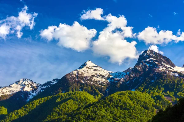 Montañas del Cáucaso paisajes, Sochi, Rusia . — Foto de Stock