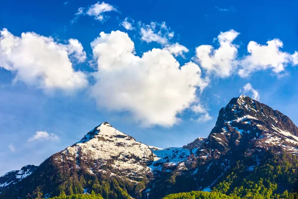 Surpreendentemente Bela Gama Montanhas Com Neve Derretida Floresta Verde Brilhante — Fotografia de Stock