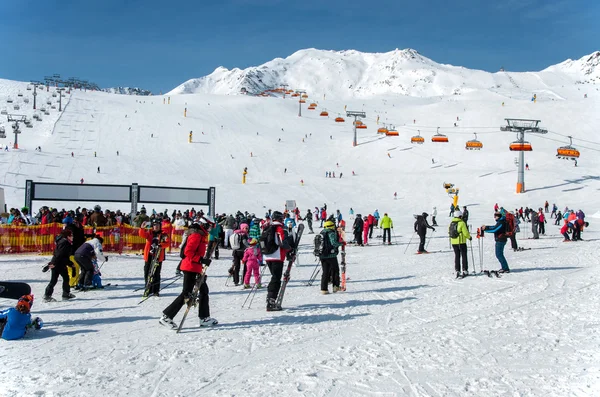 Skiers and chairlifts in Solden, Austria — Stock Photo, Image