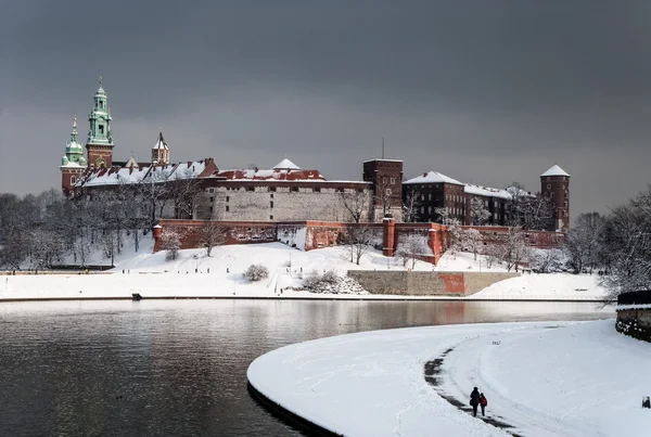 Wawel kasteel in Krakau en vistula rivier in de winter — Stockfoto