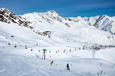 Kayak liftleri, kayakçılar ve snowboard Solden, Avusturya