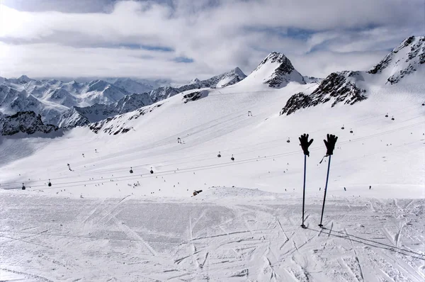 Skidstavar, handskar och backarna på Tiefenbach glaciären i Sölden — Stockfoto