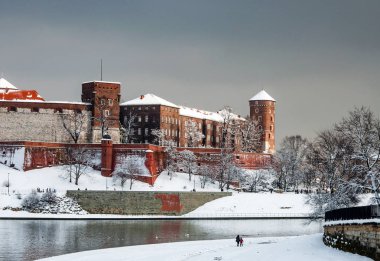Wawel Hill ve kışın Vistula Nehri