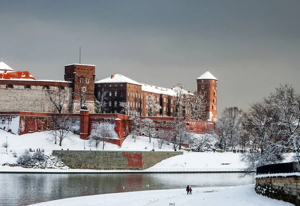 Wawel heuvel en Vistula rivier in de winter — Stockfoto