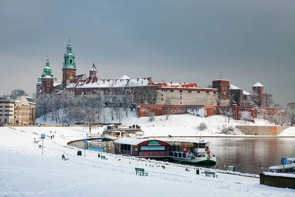 Castillo de Wawel en Cracovia y río Vístula en invierno — Foto de Stock