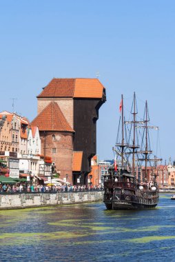 Gdansk, Polonya. Ortaçağ vinç ve korsan gemi