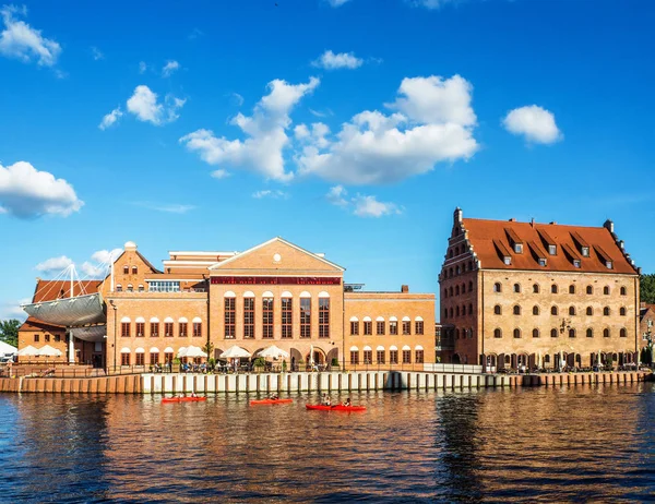 Baltic Philharmonic Hall a staré sýpky v Gdaňsku, Polsko — Stock fotografie