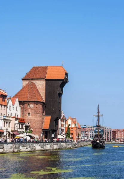 Gdansk, Polonia. Grúa medieval y barco pirata —  Fotos de Stock