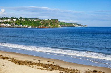 Plaj ve Kuzey İrlanda kayalıklarla