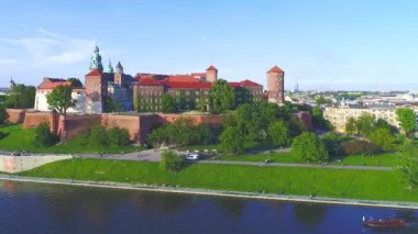 Wawel Kalesi, Vistula Nehri ve turistik bir tekne, Krakow, Polonya
