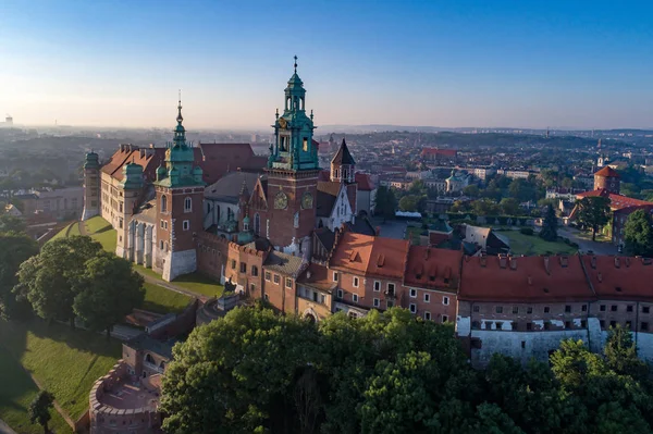 A Wawel-székesegyháztól és a vár. Krakow, Lengyelország. Légifelvételek — Stock Fotó