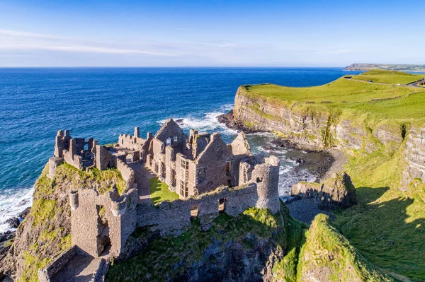 Руїни Dunluce замку у Північній Ірландії — стокове фото