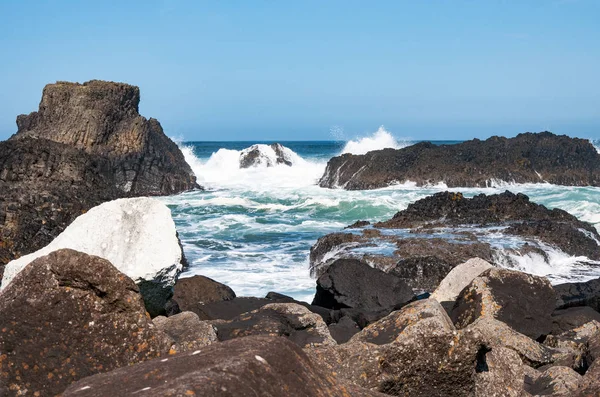 Felsen, Wellen und Brecher, Nordirland, Großbritannien — Stockfoto