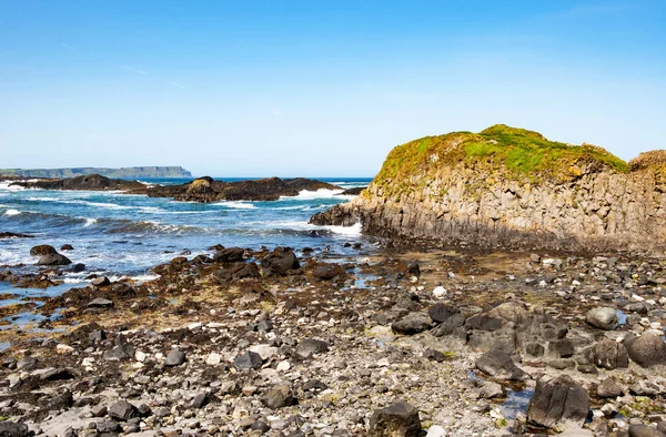 北爱尔兰，英国的岩石海岸 — 图库照片