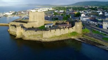 Castle ve Belfast yakınındaki Carrickfergus Marinada. Hava video