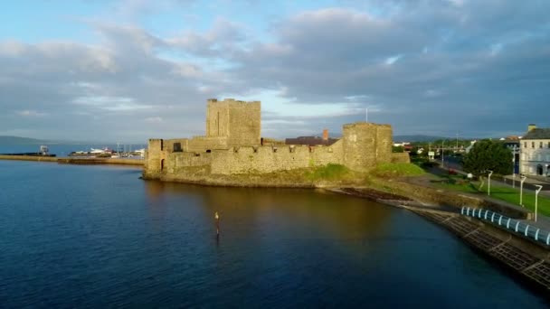 Castle and marina in Carrickfergus near Belfast — Stock Video