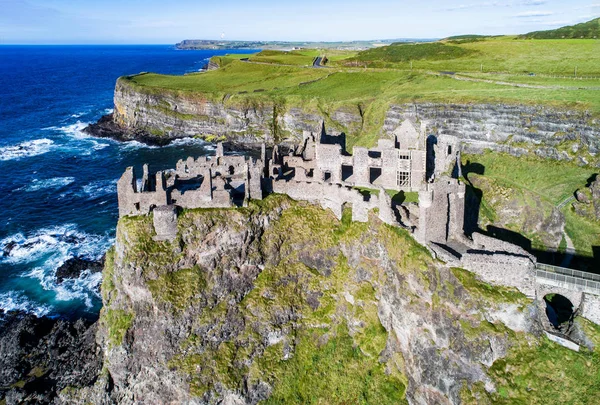 Ruinen der Burg Dunluce in Nordirland — Stockfoto