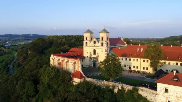 Abadía benedictina en Tyniec y el río Vístula, Cracovia, Polonia — Vídeo de stock