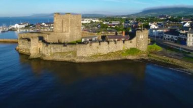 Kale ve Belfast, Kuzey İrlanda, İngiltere'de yakınındaki Carrickfergus Marinada.