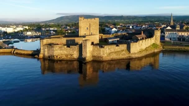 Замок и пристань в Кэррикфергу недалеко от Белфаста, Северная Ирландия — стоковое видео