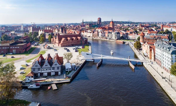 Gdansk, Polen. Luchtfoto skyline met Motlawa Rivier en alle belangrijkste monumenten — Stockfoto
