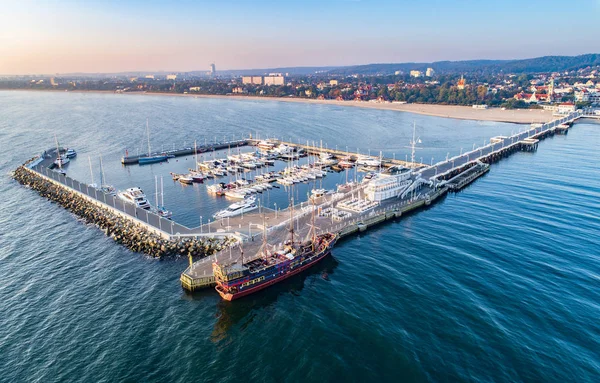 Ahşap iskele marina Sopot Resort, Polonya ile. Havadan görünümü.