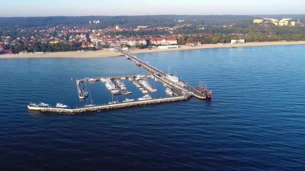 Ośrodek w Sopot, Polska. Drewniane molo z przystanią. Lotnicze wideo — Wideo stockowe