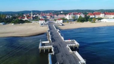 Sopot resort, Polonya. Ahşap iskele marina ile. Hava video
