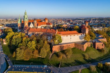 Cracow manzarası Wawel Kalesi ve sonbaharda Katedrali