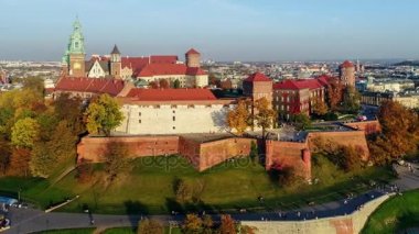 Wawel Kalesi, Katedrali'nden ve Vistula Nehri, Krakow, Polonya batımında sonbaharda. Hava video.