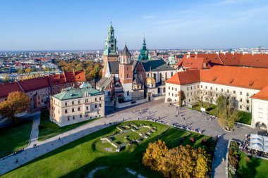 Krakow, Polonya sonbaharda Wawel Katedrali. Hava görünümünde ben düşmek