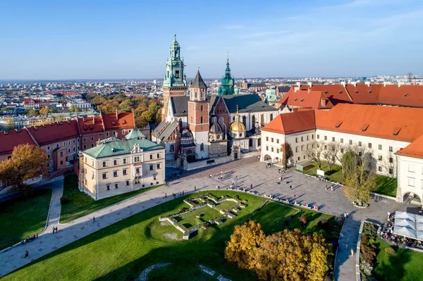 Catedral de Wawel en Cracovia, Polonia en otoño. Vista aérea en otoño i —  Fotos de Stock