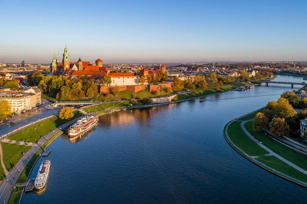 De skyline van Krakau, Polen, met de Wawel en Vistula in herfst bij zonsondergang — Stockfoto