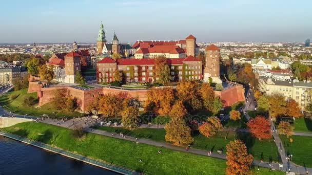 ヴァヴェル城、大聖堂、秋の夕日にクラクフ、ポーランドのヴィスワ川。空撮 — ストック動画