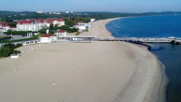 Playa en Sopot resort en Polonia. Vídeo aéreo — Vídeo de stock