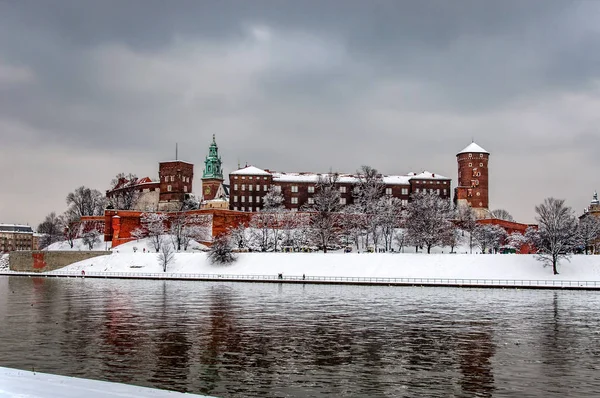Castillo de Wawel en Cracovia y río Vístula en invierno — Foto de Stock