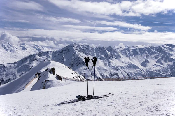 Ski, Skistöcke und Handschuhe in den Alpen — Stockfoto
