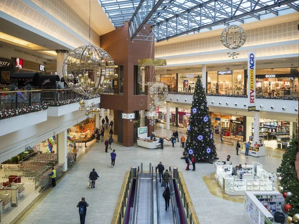 Люди ходят по магазинам перед Рождеством в гипермаркете в Кракове, Польша — стоковое фото